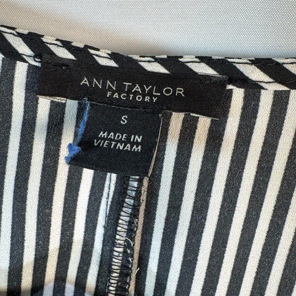 Ann Taylor Factory Long Sleeve V-Neck Black & White Striped Blouse 6 - Picture 2 of 8